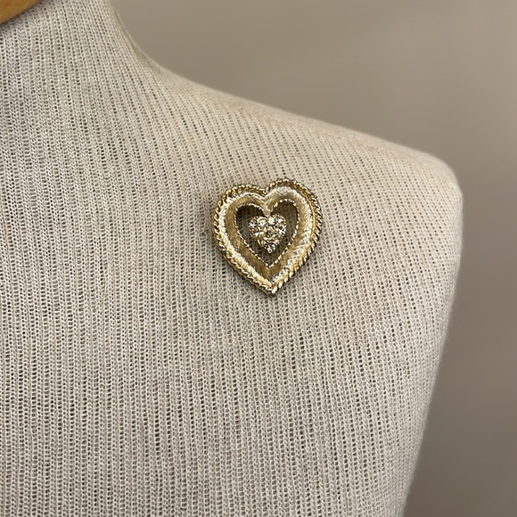 Vintage Light Gold-tone Texture Heart Pin with Rhinestone Accents - Picture 11 of 15